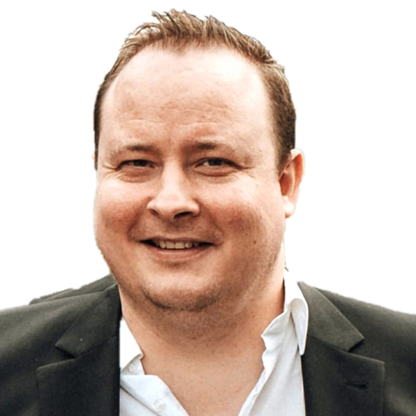 Florian Ruf, Leiter des Nachhilfeinstituts Ox in Ochsenhausen, lächelt in die Kamera. Er berichtet, wie er durch Local SEO und ein optimiertes Google Unternehmensprofil neue Kunden aus der Region gewinnt.